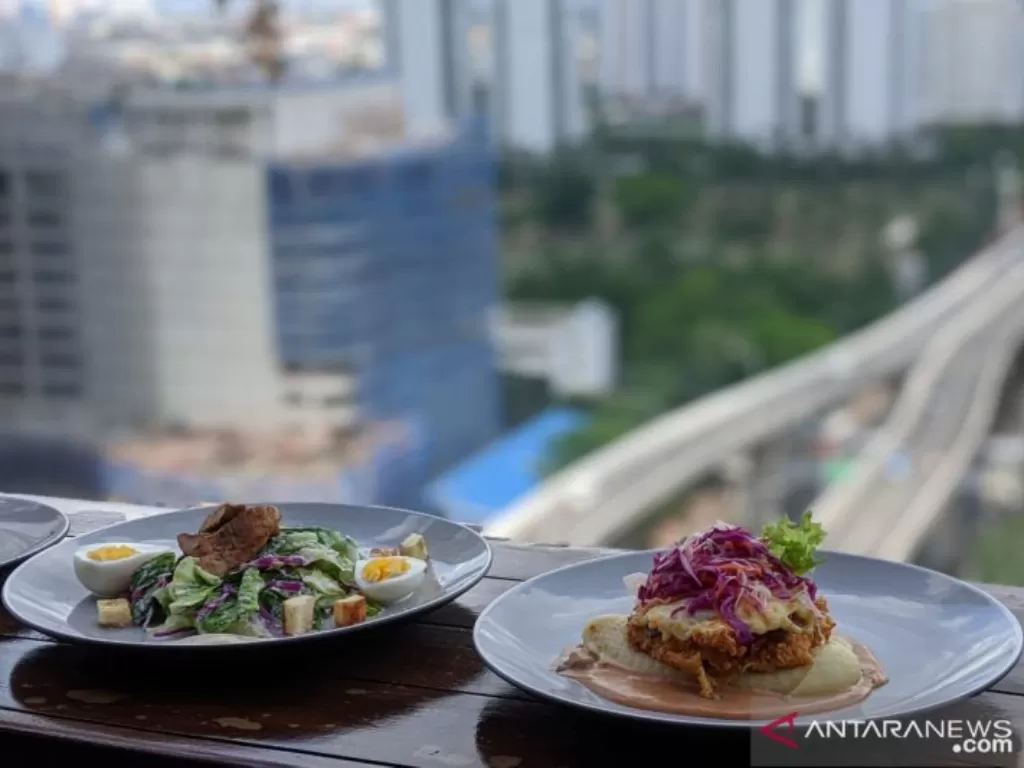 Dinner romantis sambil menikmati keindahan kota Jakarta (ANTARANEWS/ Nanien Yuniar)