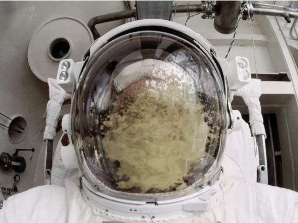 Ilustrasi astronaut yang muntah. (phys.org)
