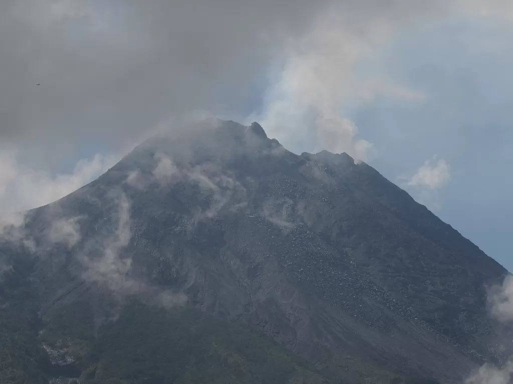 Gunung Merapi mengeluarkan asap putih pascaletusan terlihat di Jrakah, Selo, Boyolali, Jawa Tengah, Kamis (13/2). (ANTARA FOTO/Aloysius Jarot Nugroho)