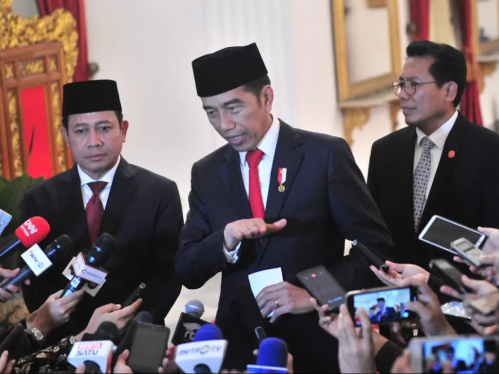 Presiden Jokowi menjawab wartawan usai pelantikan Kepala Badan Keamanan Laut (Bakamla) di Istana Negara Rabu (12/2). (Setkab-Humas/Jay) 