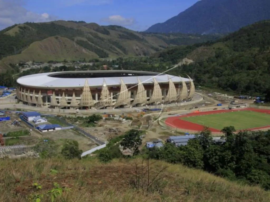 Suasana proses pembangunan Kompleks Stadion Papua Bangkit di Distrik Sentani Timur, Kabupaten Jayapura, Papua, Jumat (15/3/2019). (ANTARA FOTO/Gusti Tanati)
