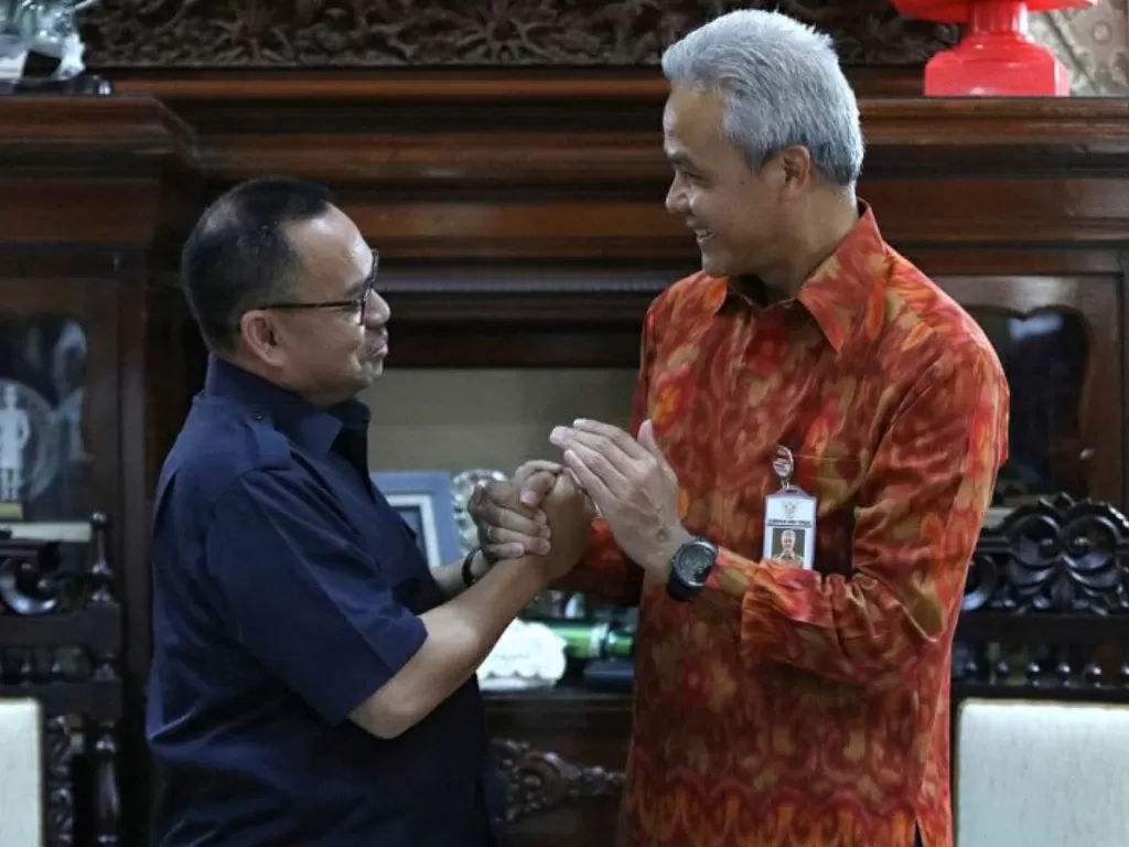 Sekjen PMI Sudirman Said saat bertemu dengan Gubernur Jawa Tengah Ganjar Pranowo (kanan). (photo/ANTARA/HO-Humas Pemprov Jawa Tengah)