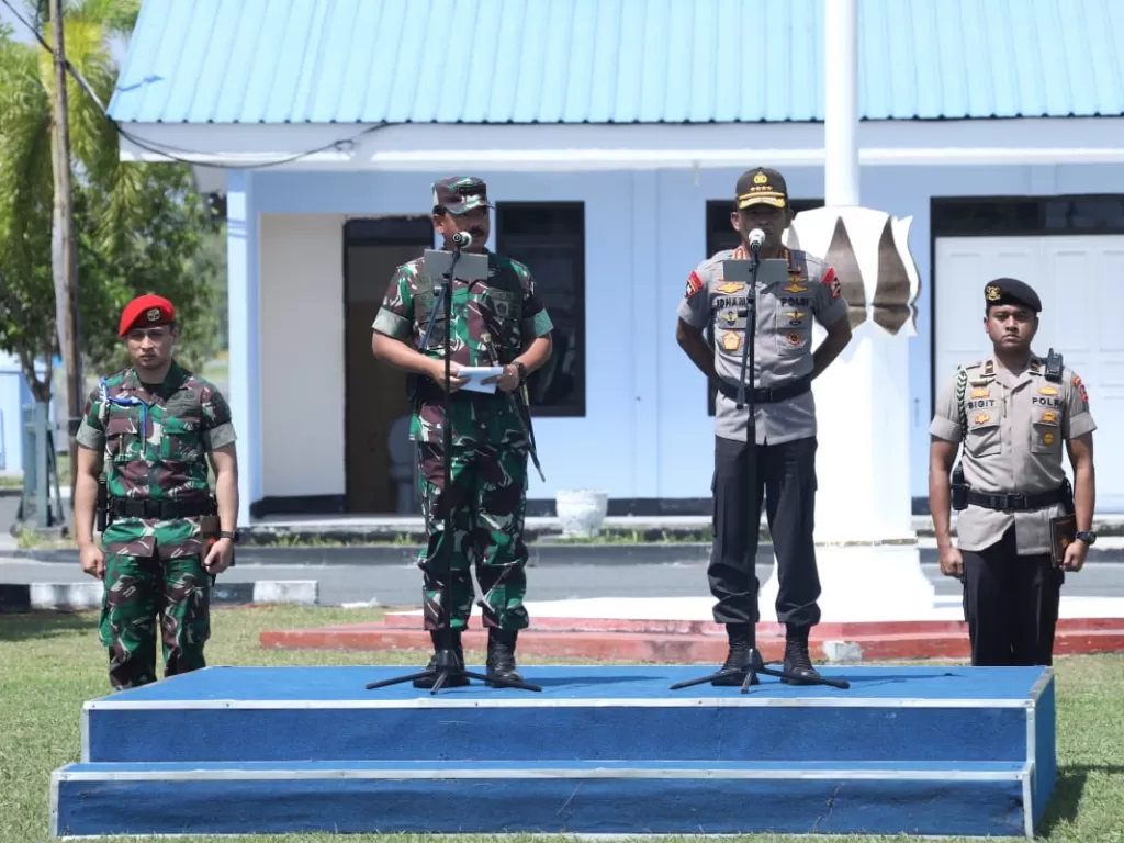 Panglima TNI Marsekal TNI Hadi Tjahjanto bersama Kapolri Jenderal Pol Idham Azis saat di Natuna, Kepulauan Riau. (Dok. Puspen TNI)