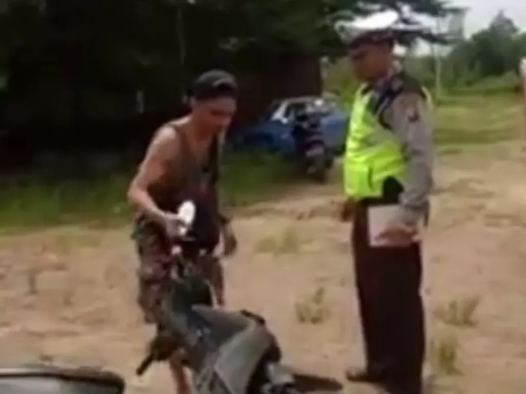 Tampilan Pria yang Dikira Mabuk Oleh Polisi Karena Oleng Membawa Motor. (SS/Instagram/@makassar_iinfo)