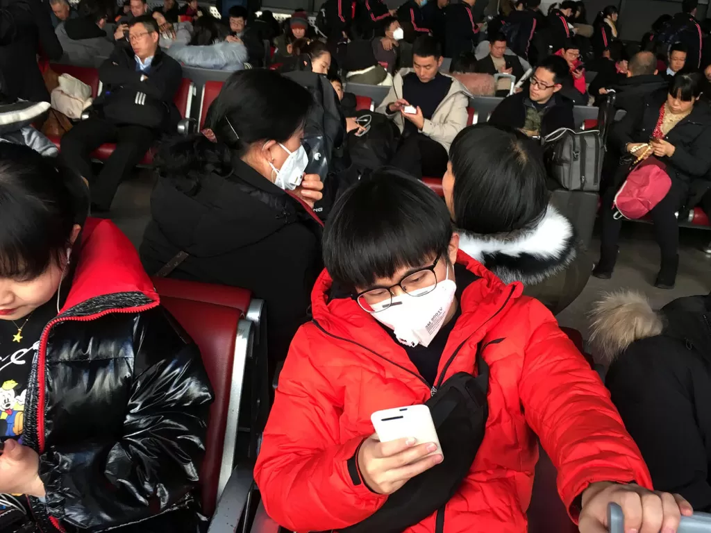 Masyarakat Tiongkok sedang menunggu kereta ke Wuhan sebelum kota tersebut terisolasi (photo/REUTERS/Stringer)