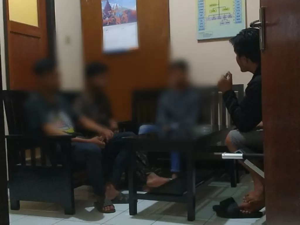 Tiga pelaku perundungan saat diamankan polisi (Instagram/@tribratanewsmglkota)