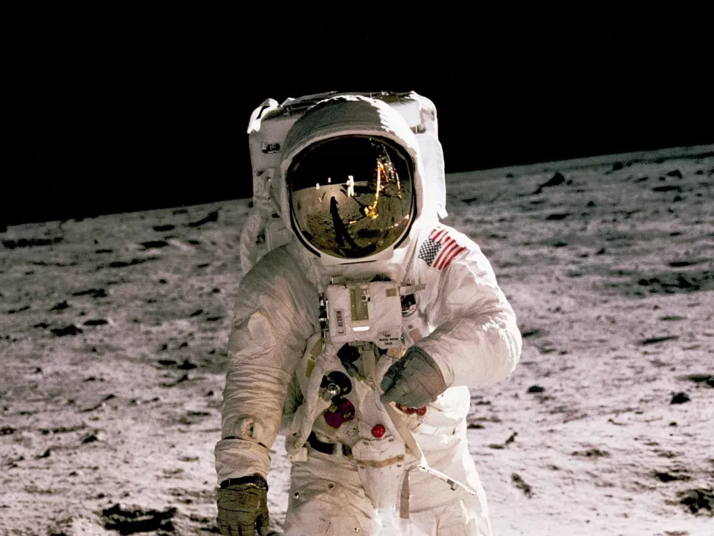 Foto ilustrasi astronot sedang berada di Bulan (photo/History in HD)