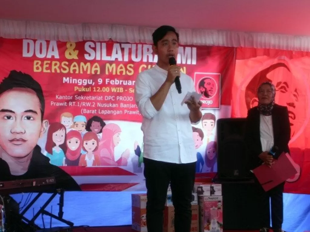 Bakal Calon Wali Kota Surakarta Gibran Rakabuming Raka saat menghadiri acara 'Doa dan Silaturahmi Bersama Gibran' di Kantor DPC Projo Surakarta, Minggu (9/2/2020). (ANTARA/Bambang Dwi Marwoto)