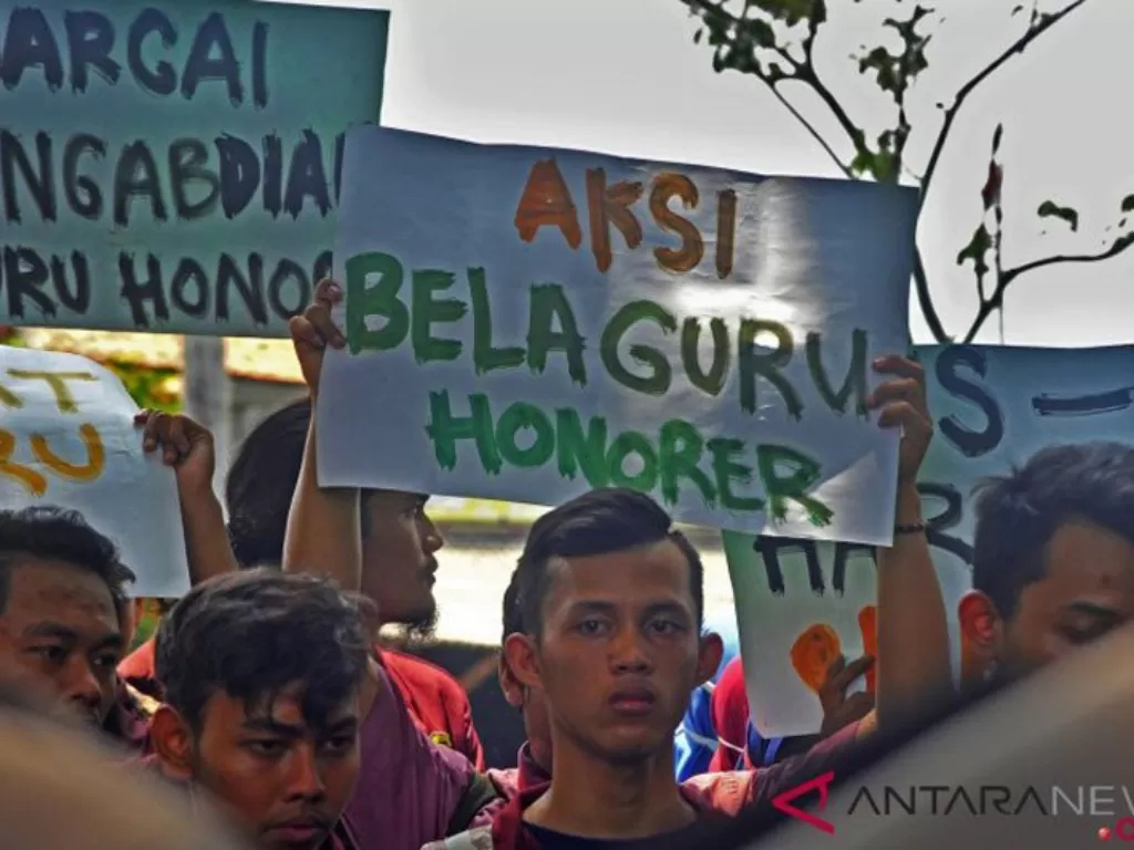 Ilustrasi - Sejumlah mahasiswa Fakultas Keguruan Untirta (Universitas Negeri Tirtayasa) Banten berunjuk rasa mendesak pemerintah memperbaiki nasib para guru honorer di Alun-Alun Serang, Banten. (photo/ANTARA/ASEP FATHULRAHMAN)