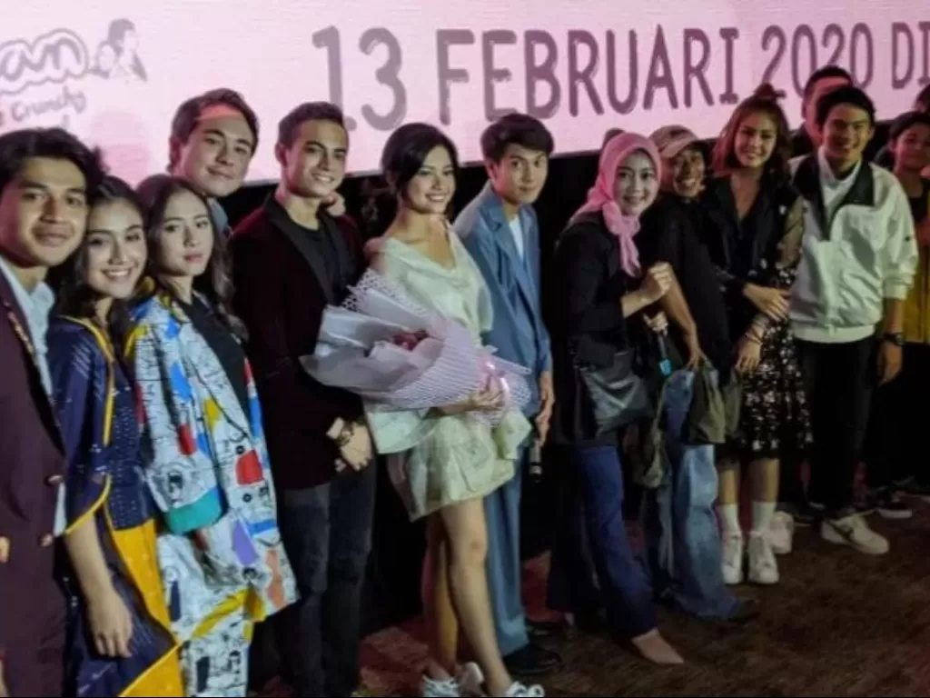 Atalia Praratya Kamil, istri Gubernur Jawa Barat Ridwan Kamil, (kerudung pink) bersama para pemain, sutradara dan produser film 