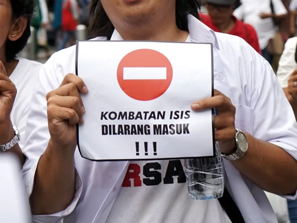 Peserta aksi menolak rencana pemulangan sekitar 600 warga negara Indonesia (WNI) eks ISIS kembali ke Indonesia. (ANTARA FOTO/Wahyu Putro A).