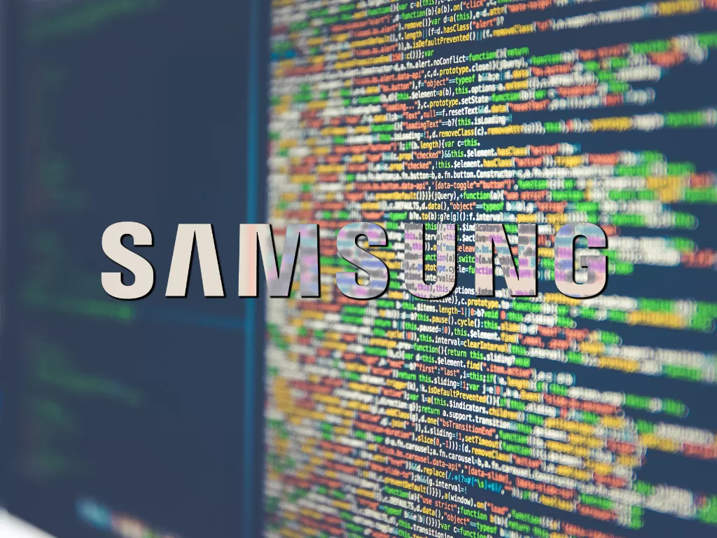 Ilustrasi logo Samsung dengan latar belakang kode program (photo/Unsplash/Markus Spiske)