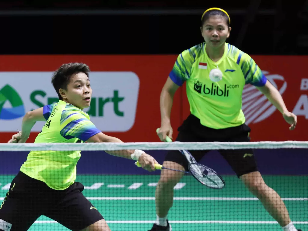 Pasangan Greysia Polii/Apriyani Rahayu (depan) tak mampu menyumbang poin saat Indonesia kalah dari Jepang di perempat final Kejuaraan Bulutangkis Asia 2020, Jumat (14/2/2020). (Dok. PBSI)