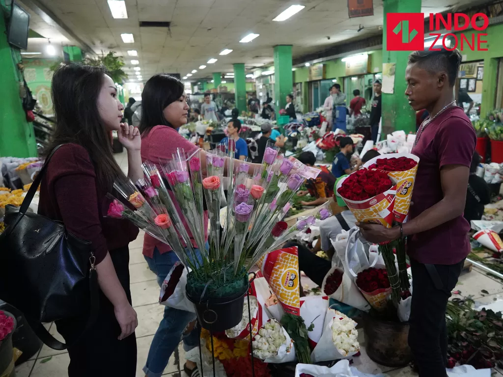  Pembeli memilih bunga mawar di Pasar Bunga Rawa Belong, Jakarta, Jumat (14/2/2020). (INDOZONE/Arya Manggala)