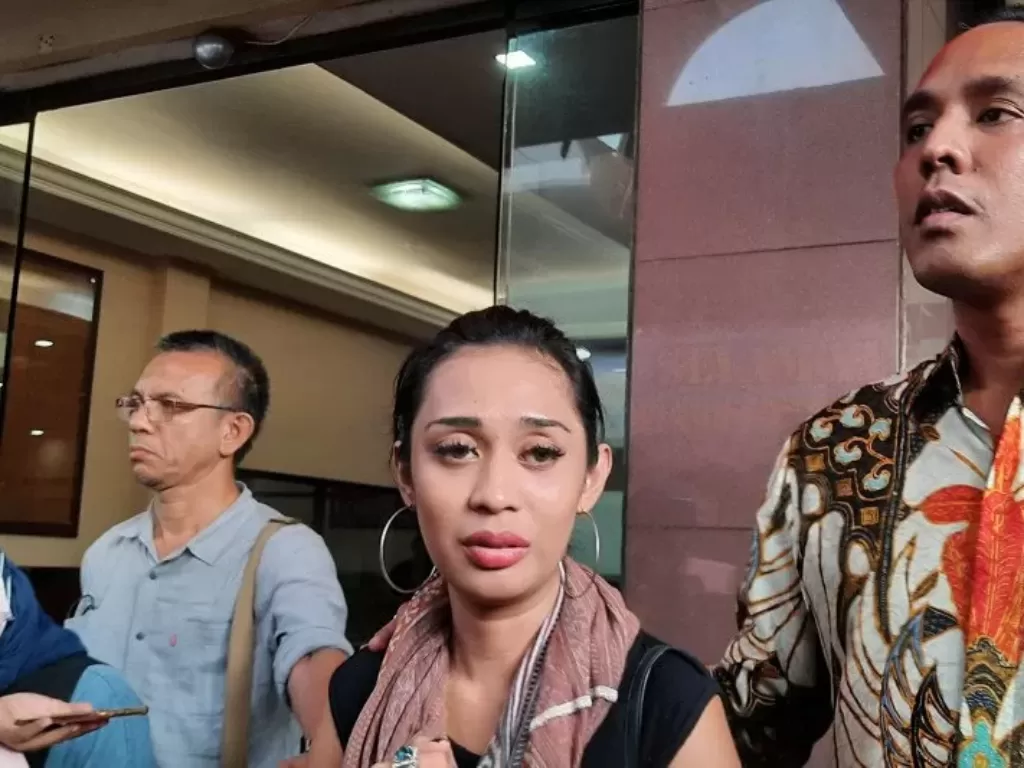 Karen Pooroe didampingi kuasa hukumnya usai memberikan keterangan terkait kematian anaknya, Zefania Carina di Mapolres Metro Jakarta Selatan, Kamis (13/2). photo/ANTARA/Laily Rahmawaty