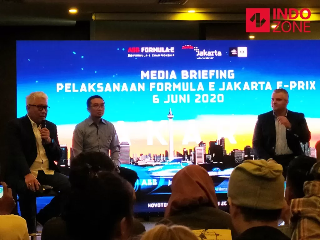 Direktur Utama PT Jakarta Propertindo yang juga menjabat Chairman Organizing Committee (OC) Jakarta E-Prix, Dwi Wahyu Daryoto (paling kiri), dalam jumpa pers Formula E di Jakarta, Jumat (14/2/2020) (INDOZONE/Murti Ali Lingga)