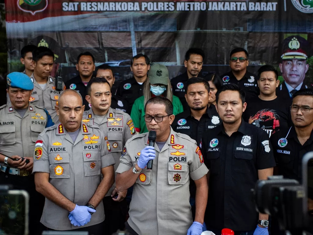 Kabid Humas Polda Metro Jaya Kombes Pol Yusri Yunus (tengah) menyampaikan keterangan pers pada rilis kasus narkoba yang menjerat artis Lucinta Luna di Polres Metro Jakarta Barat, Rabu (12/2/2020). (Photo/ANTARA/Dhemas Reviyanto)