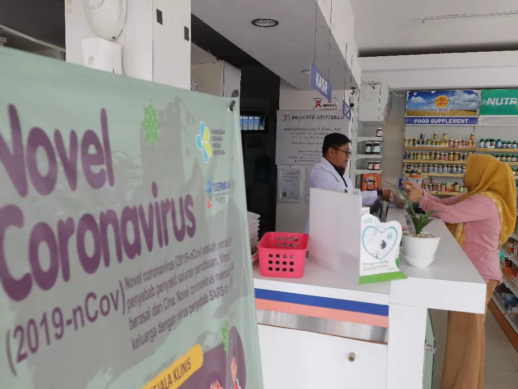 Karyawan melayani warga yang ingin membeli masker di apotek demi mencegah tertular virus corona (Ilustrasi/ANTARA FOTO/Anindira Kintara).