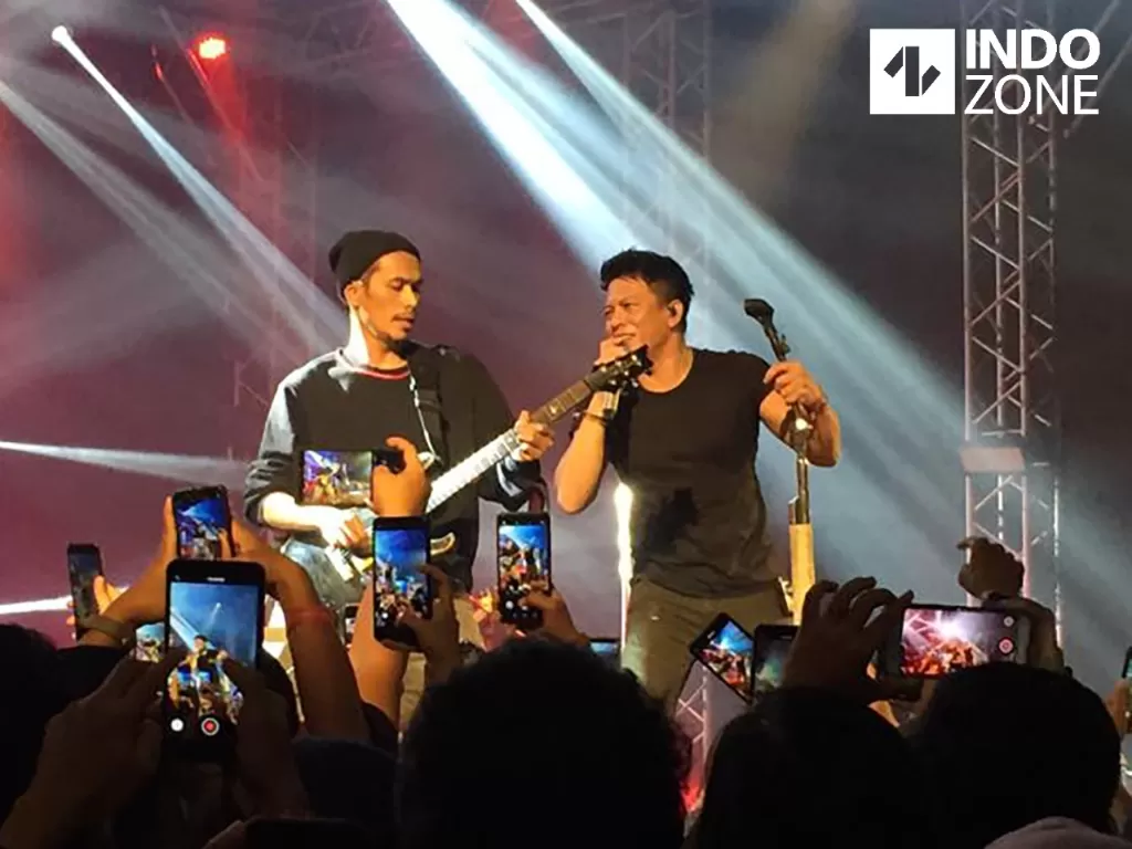 Aksi panggung Lukman (kiri) dan Ariel (kanan) dalam Konser Noah Mencari Cinta di Livespace, SCBD, Jakarta Selatan, Kamis (13/2/2020). (INDOZONE/Utami Evi Riyani)
