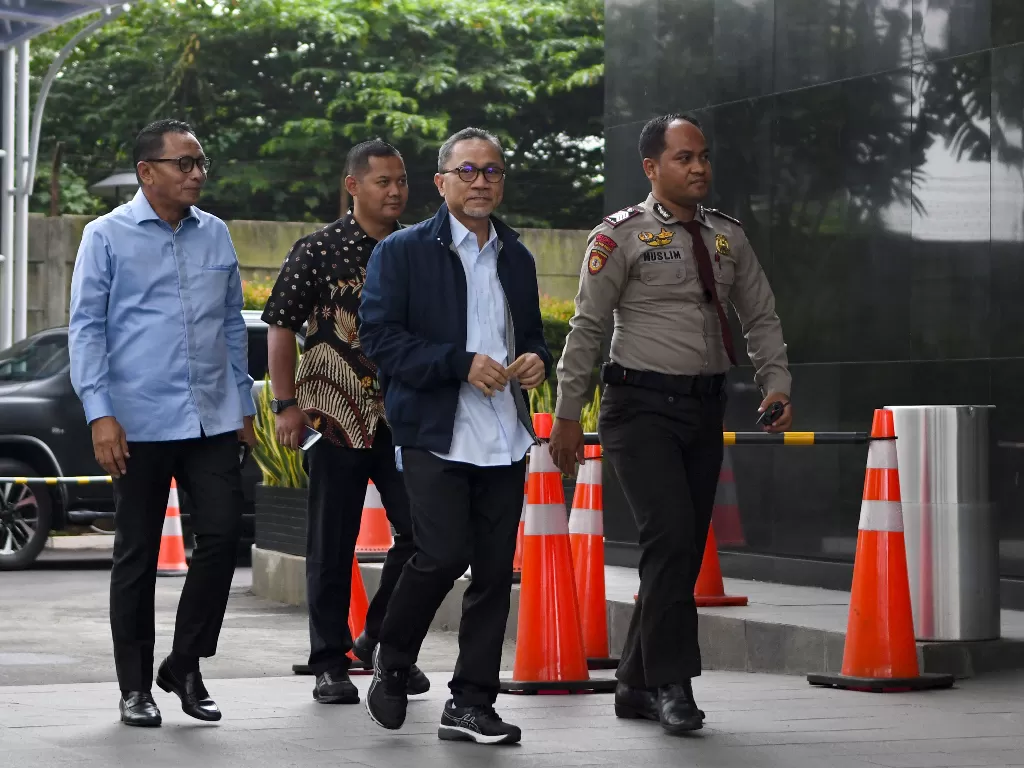 Ketua Umum PAN Zulkifli Hasan (kedua kanan) berjalan saat tiba untuk menjalani pemeriksaan di Gedung KPK, Jakarta, Jumat (14/2/2020). (ANTARA FOTO/M Risyal Hidayat)