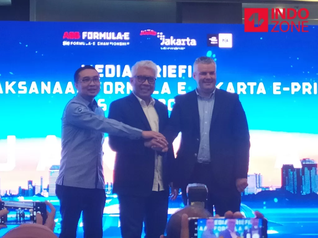 Direktur Utama PT Jakarta Propertindo (Jakpro) Dwi Wahyu Daryoto (tengah) saat memberikan penjelasan terkait penyelenggaraan Formula E di Jakarta dalam jumpa pers di Jakarta, Jumat (14/2/2020). (INDOZONE/Murti Ali Lingga)