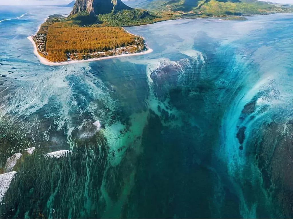 Ilusi optilk air terjun bawah laut di tepi laut Le Morne, Mauritius (amazing.zone)