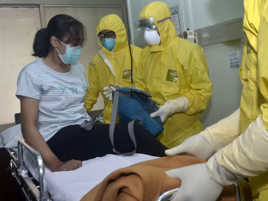 Tim medis melakukan penanganan terhadap seorang pasien saat simulasi penanganan pasien virus Corona di Rumah Sakit Umum Pusat Sanglah, Denpasar, Bali, Rabu (12/2/2020). (ANTARA FOTO/Fikri Yusuf)