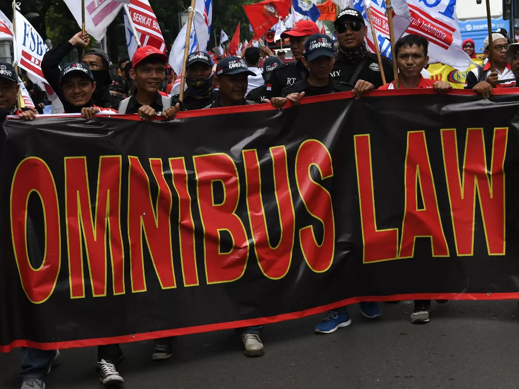 Sejumlah pengunjuk rasa dari sejumlah organisasi buruh melakukan aksi damai menolak Omnibus Law' RUU Cipta Lapangan Kerja di Jalan Merdeka Barat, Jakarta, Rabu (15/1/2020). (ANTARA FOTO/Aditya Pradana Putra)