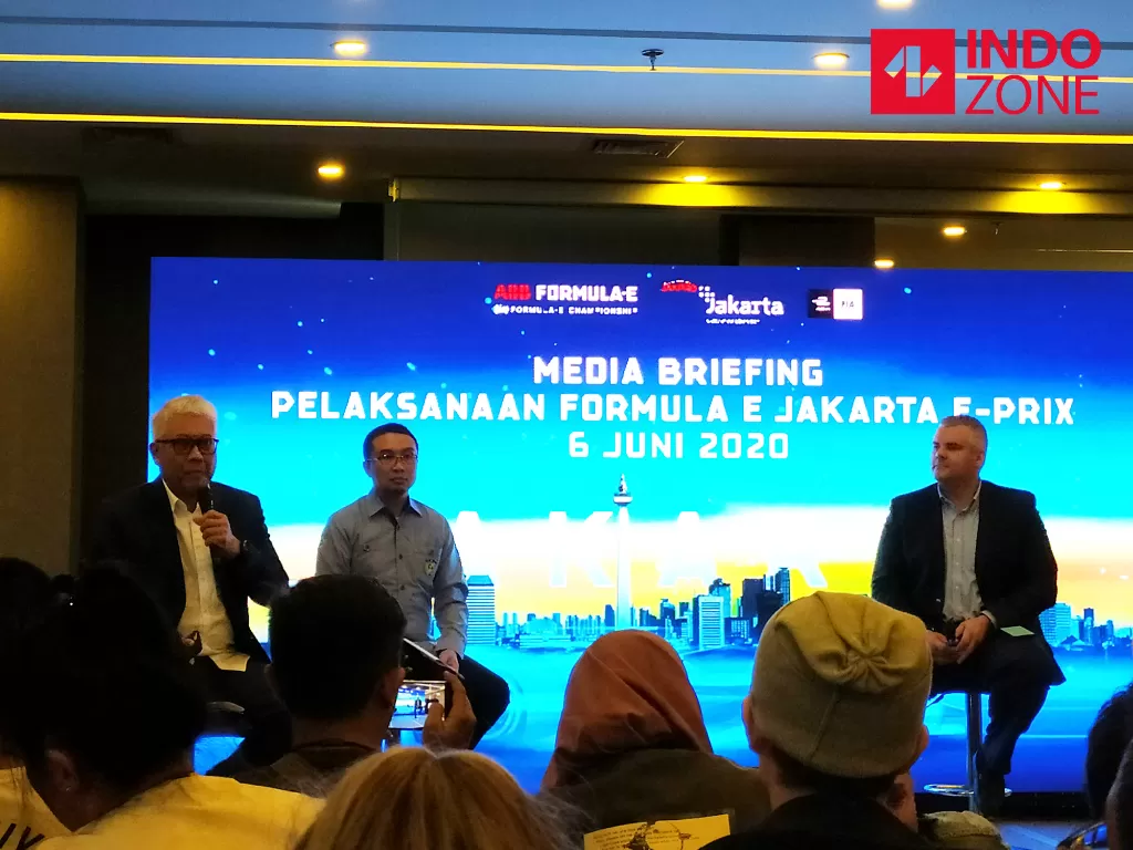 Direktur Utama PT Jakarta Propertindo yang juga menjabat Chairman Organising Committee (OC) Jakarta E-Prix, Dwi Wahyu Daryoto (paling kiri), dalam jumpa pers Formula E di Jakarta, Jumat (14/2/2020). (INDOZONE/Murti Ali Lingga)