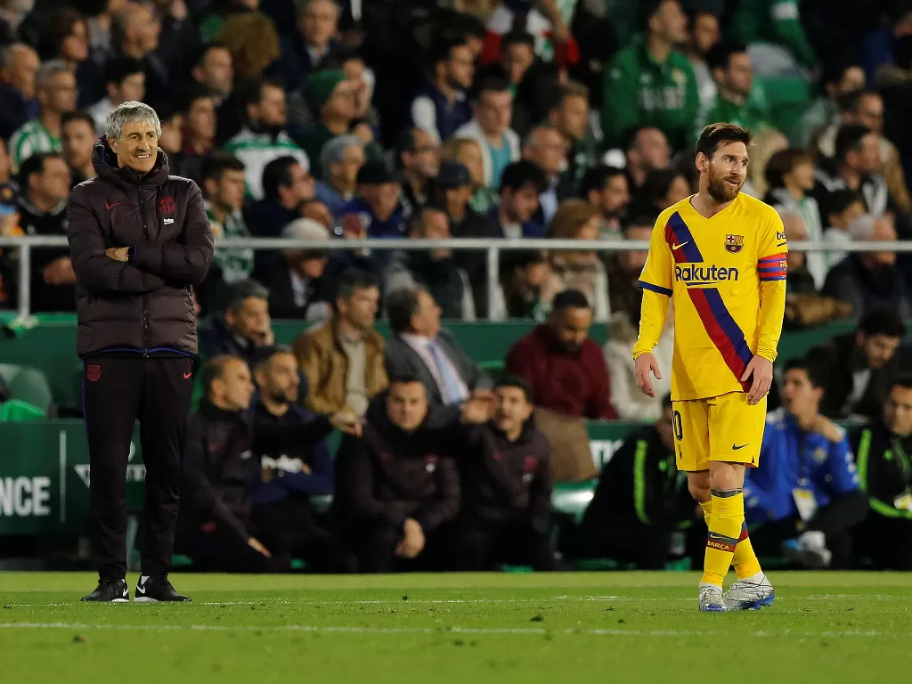 Pelatih Barcelona, Quique Setien dan Megabintang Barcelona, Lionel Messi. (REUTERS/Marcelo del Pozo)