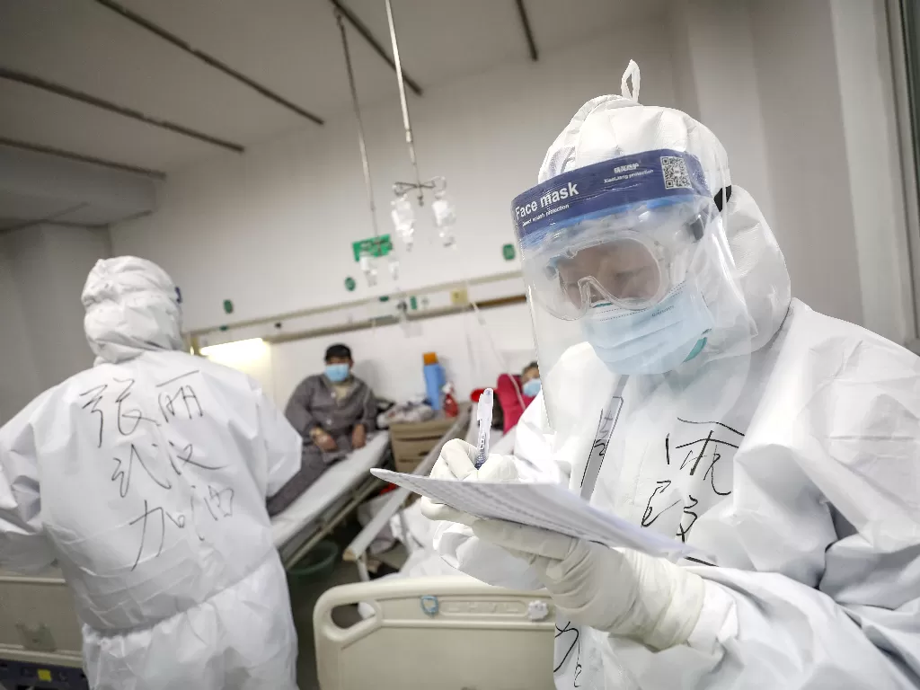 Ilustrasi: petugas medis saat menangani pasien virus corona (China Daily)