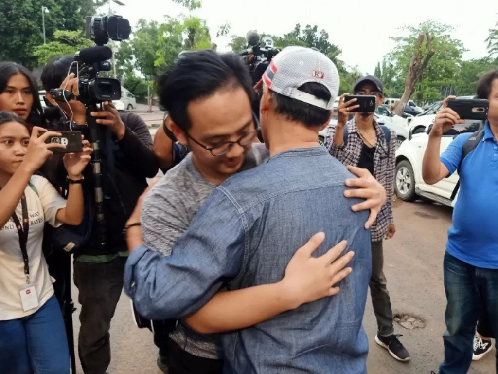 Yusuf Azhar memeluk ayahnya saat tiba di Bandara Halim Perdanakusuma, Jakarta Timur, Sabtu (15/2/2020). (photo/ANTARA/Andi Firdaus)