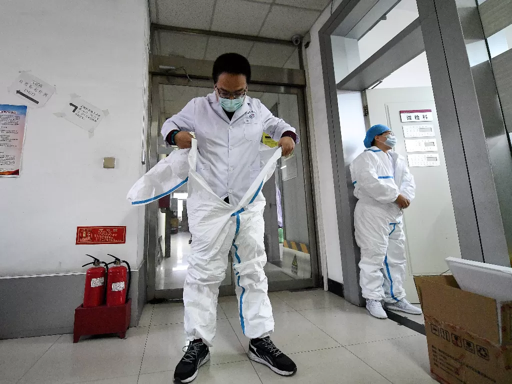 ilustrasi staf medis saat mengenakan baju dan peralatan keamanan demi cegah penyebaran virus corona (REUTERS/cnsphoto)