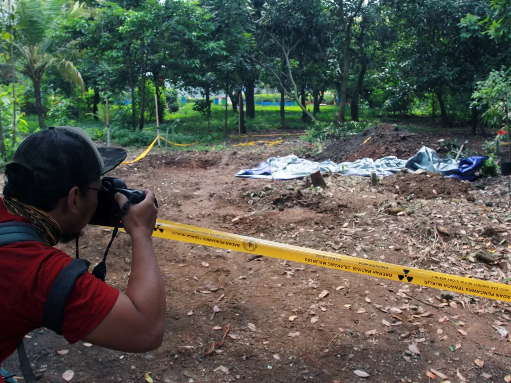 Seorang jurnalis foto memotret lokasi ditemukannya paparan tinggi radioaktif di Perumahan Batan Indah, Serpong, Tangerang Selatan, Banten, Jumat (14/2/2020). (ANTARA FOTO/Muhammad Iqbal)
