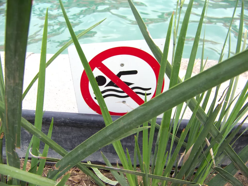Ilustrasi dilarang berenang. (Photo/Freepick/stockvault)