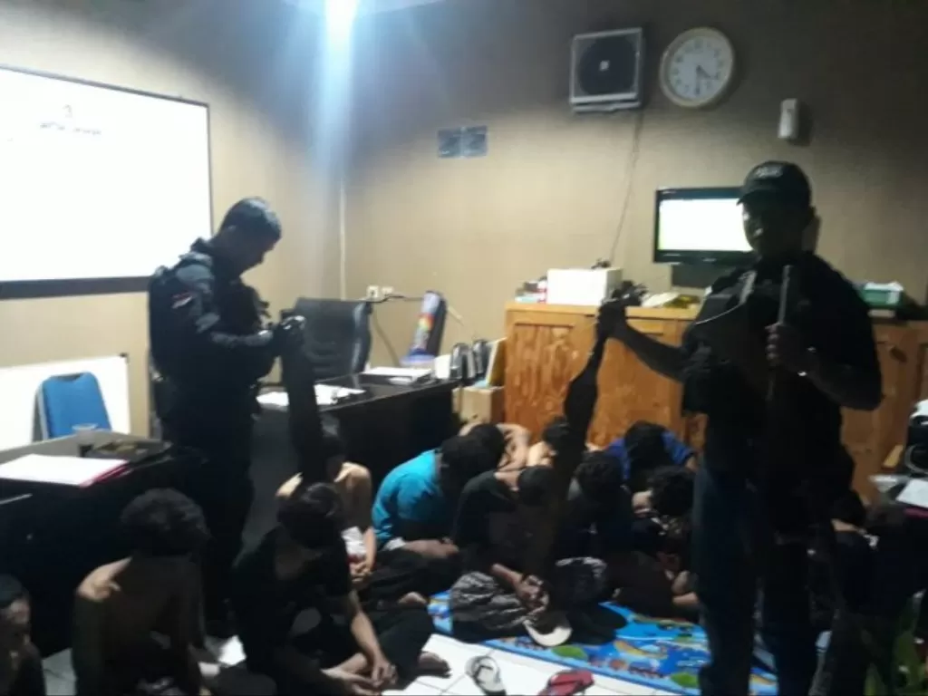 Sebanyak 26 pemuda diciduk Tim Pemburu Preman (TPP) Polres Metro Jakarta Barat, karena diduga anggota gangster, yang hendak tawuran di kawasan Pedongkelan, Cengkareng, Jakarta Barat, Minggu (16/2/2020). (Photo/ANTARA/HO-Polres Metro Jakarta Barat)