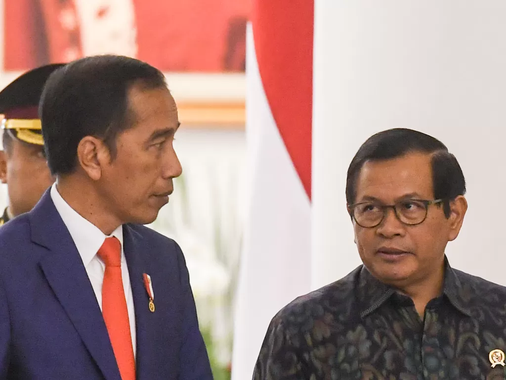 Presiden Joko Widodo (kiri) didampingi Sekretaris Kabinet Pramono Anung. (ANTARA FOTO/Hafidz Mubarak)