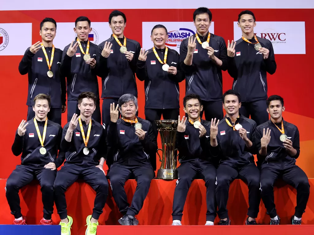Sejumlah pemain dan pelatih tim putra Indonesia berpose usai menerima medali Kejuaraan Beregu Asia 2020 di Rizal Memorial Coliseum, Manila, Filipina, Minggu (16/2/2020). (ANTARA FOTO/Humas PBSI)