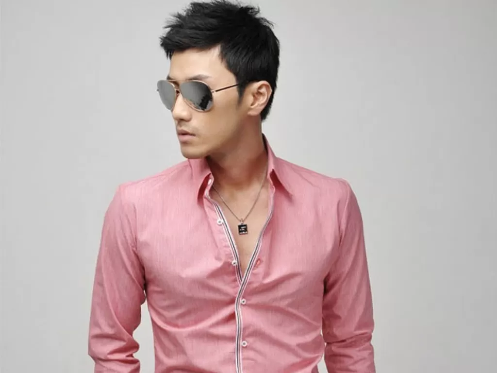 Ilustrasi pria memakai kemeja warna pink. (fashionarrow.com)
