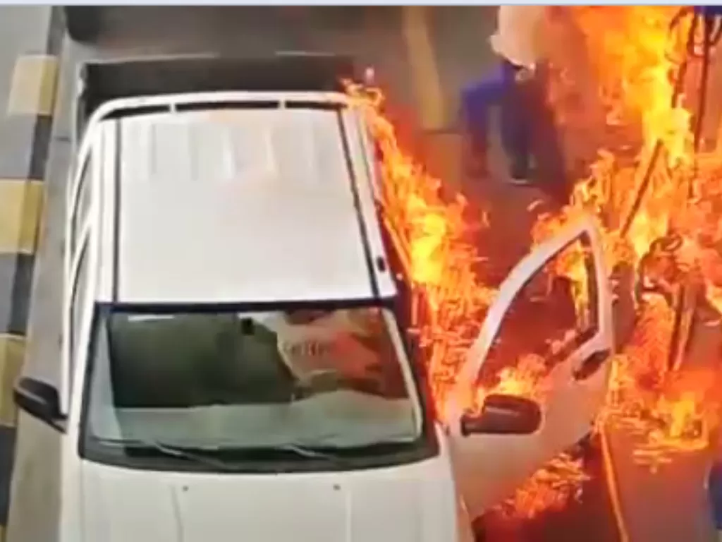 Tampak Mobil yang Terbakar Ketika Mengisi BBM Dengan Pintu Terbuka. (SS/Youtube/Magnum Force)