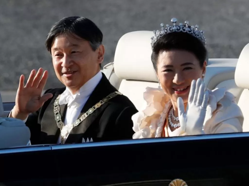 Kaisar Jepang Naruhito dan Ratu Masako melambaikan tangan kepada para warga saat parade kerajaan untuk menandai penobatan Kaisar Jepang Naruhito di Tokyo, Jepang. (Photo/REUTERS/ Kim Hong-Ji)