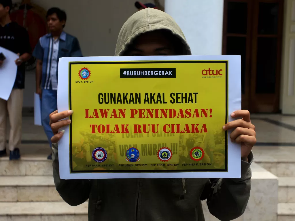 Aktivis buruh Yogyakarta menolak adanya Rancangan Undang-Undang (RUU) Cipta Lapangan Kerja (RUU Cilaka) yang dinilai hanya berpihak pada pengusaha. (ANTARA FOTO/Andreas Fitri Atmoko)