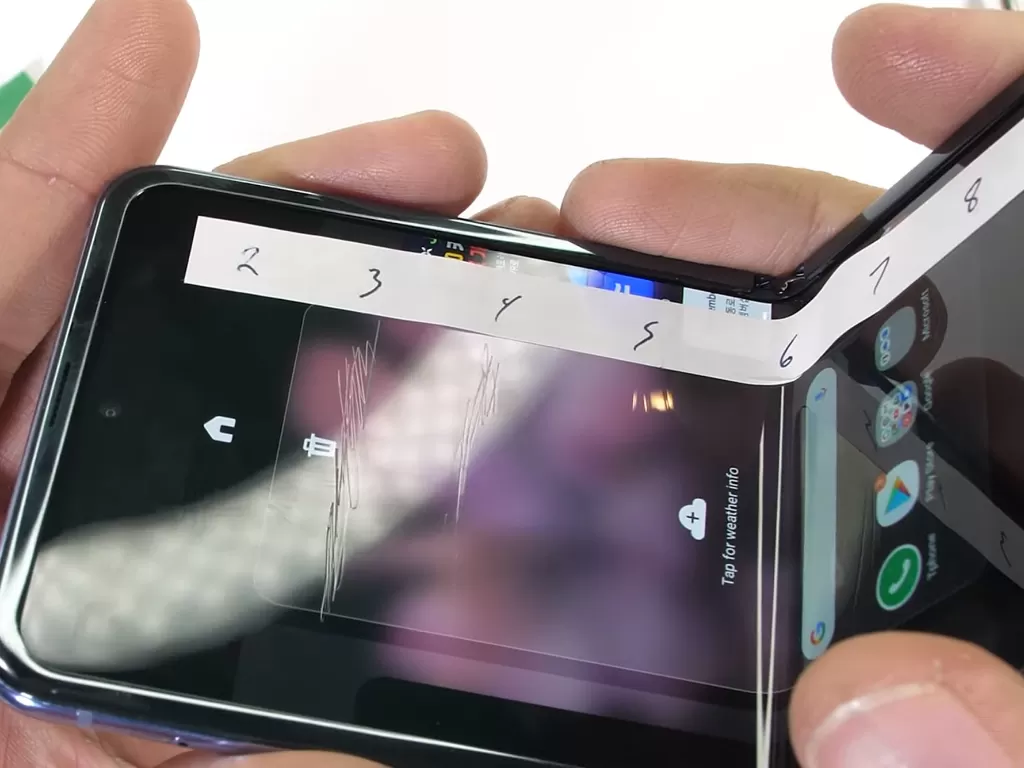 Smartphone Galaxy Z Flip saat dilakukan tes ketahanan layar oleh JerryRigEverything (photo/YouTube/JerryRigEverything)