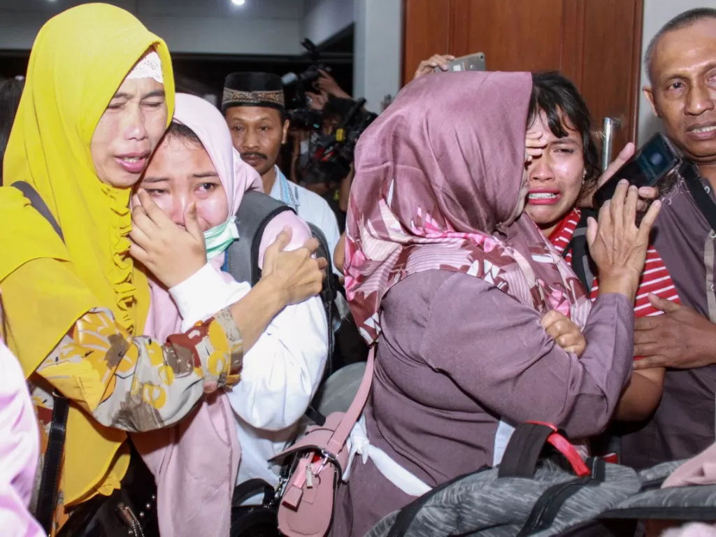 Keluarga menyambut WNI yang telah menjalani masa karantina selama 14 hari di Natuna, Kepulauan Riau, di ruang kedatangan gedung VIP Terminal 1 Bandara Internasional Juanda, Surabaya, Jawa Timur, Sabtu (15/2/2020) malam. (ANTARA FOTO/Umarul Faruq)