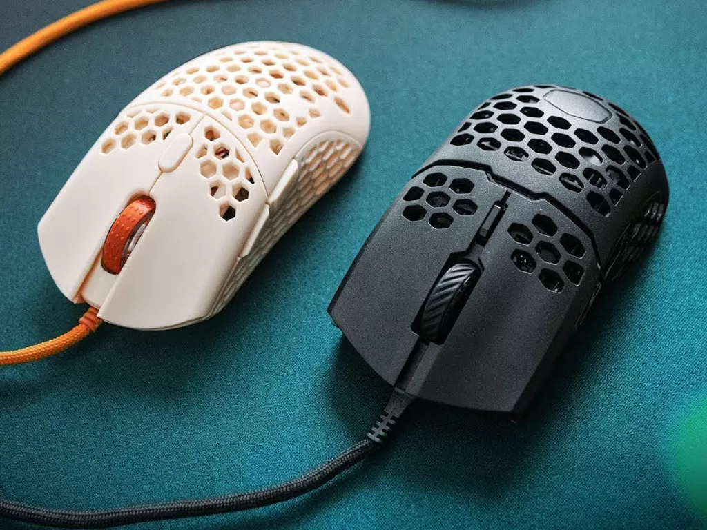 Mouse gaming dengan jenis Honeycomb (photo/YouTube/Optimum Tech)
