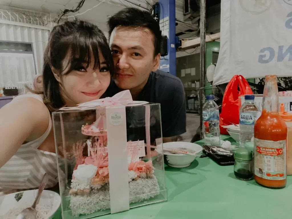 Potret Gisel dan Wijin makan bakmi di warung kaki lima. (photo/Instagram/@jaysforeal)