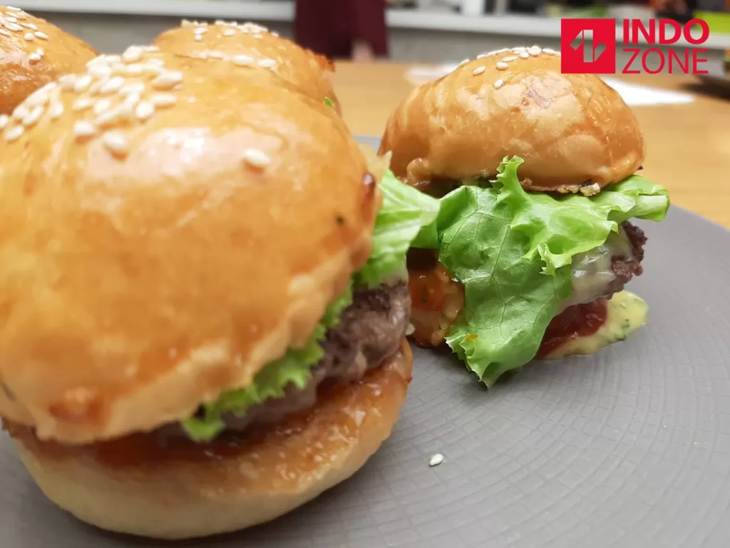 Burger Saus Aioli yang mudah dibuat dan manjakan lidah. (INDOZONE/Maria Adeline Tiara Putri)