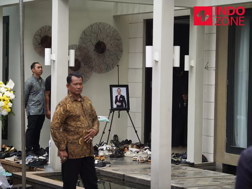Suasana rumah duka almarhum Ashraf Sinclair di kawasan Pejaten, Jakarta Selatan, Selasa (18/2/2020). (INDOZONE/Arya Manggala)