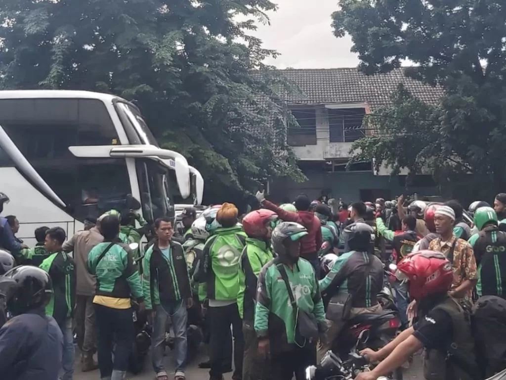 Suasana kericuhan yang melibatkan pengemudi ojek online dengan debt collector di Jalan Pemuda, Rawamangun, Jakarta Timur, Selasa (18/2/2020). (Instagram/@jktinfo)