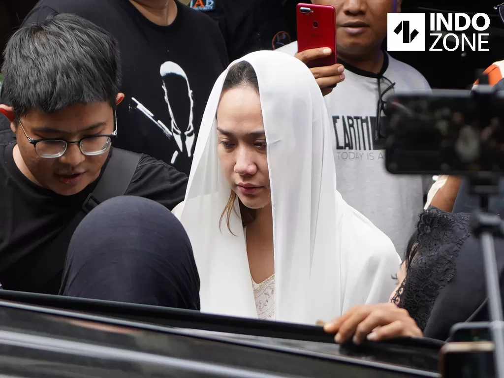 Wajah sedih Bunga Citra Lestari saat mengantar jenazah suaminya, Ashraf Sinclair di rumah duka, kawasan Pejaten, Jakarta, Selasa (18/2/2020). (INDOZONE/Arya Manggala)